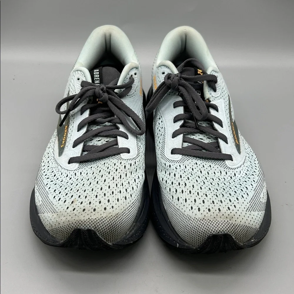 Brooks contrast running side
