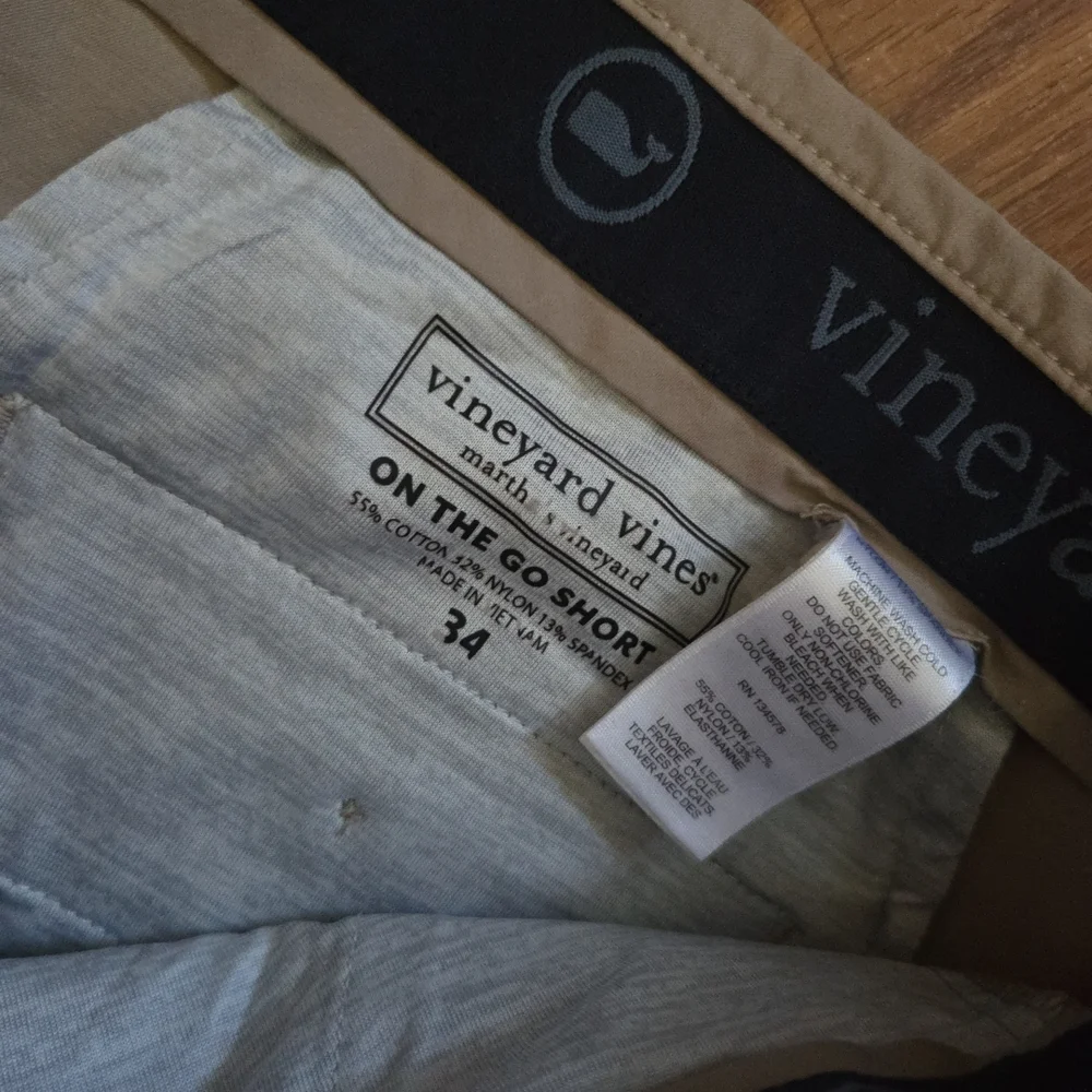 Vineyard Vines Men's‎ Khaki On The Go  Athletic Shorts Size 34