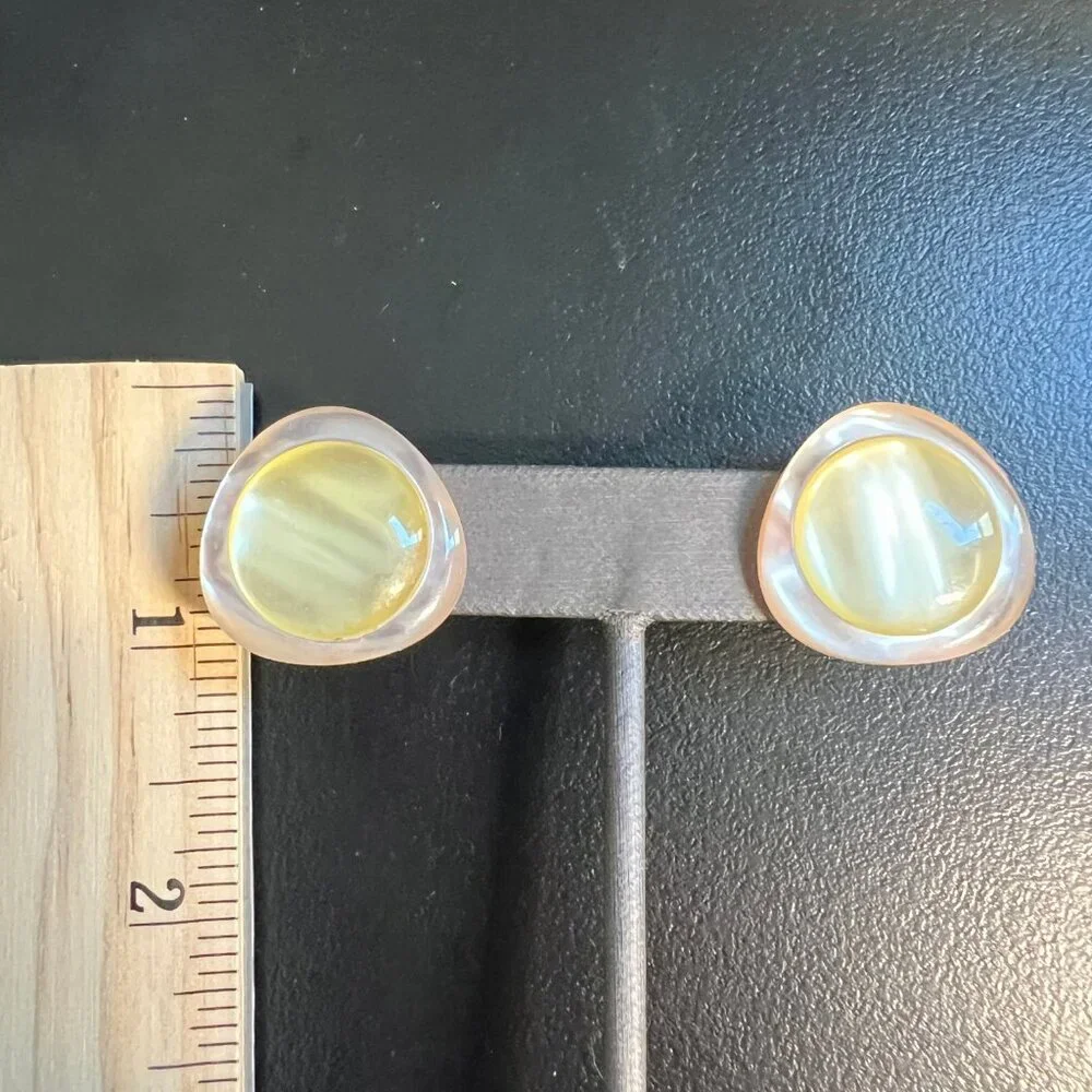 N/A approximate multiple acrylic