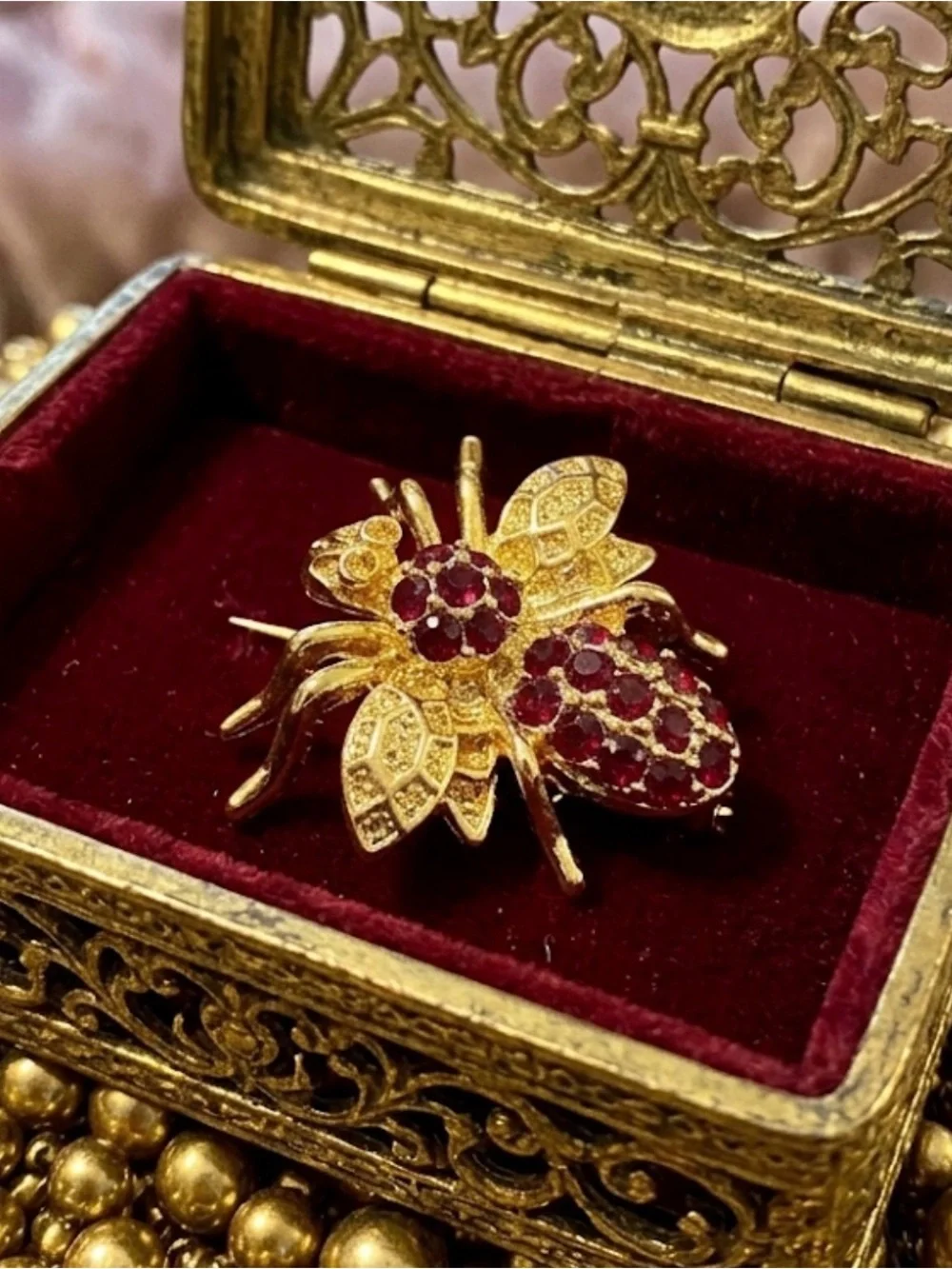 N/A elegant gold