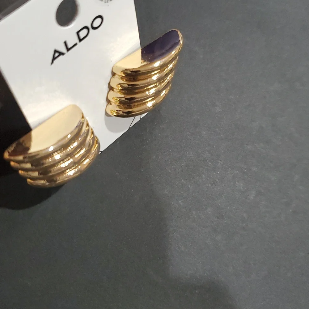 Aldo stone shaped