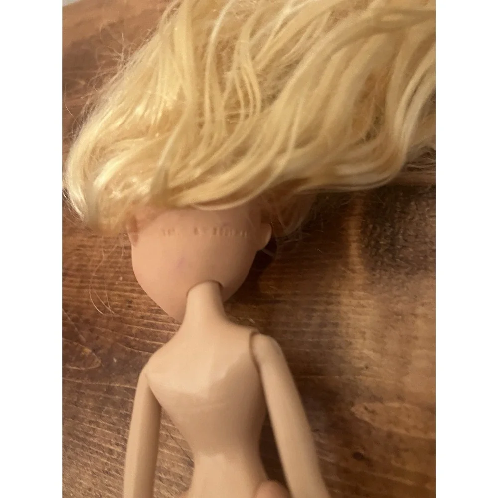 Bratz Cloe 2001 MGA Vintage Doll Nude Gold Tinsel Blue eyes Pink Lips
