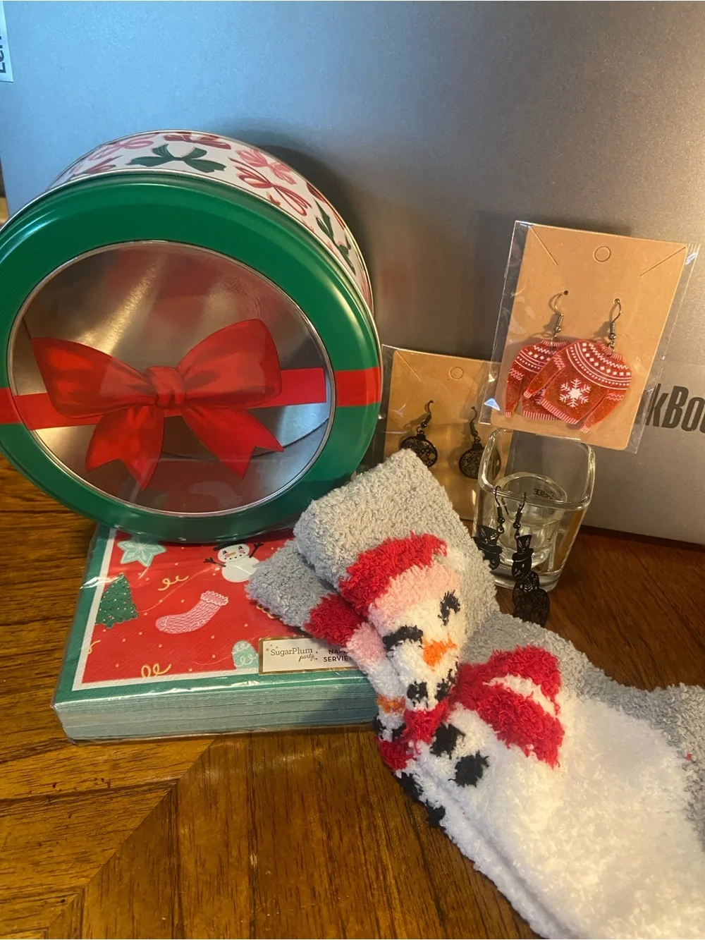 CHRISTMAS BUNDLE 6/ PIECE CozyFuzzy Socks ,EARRINGS AND TIN