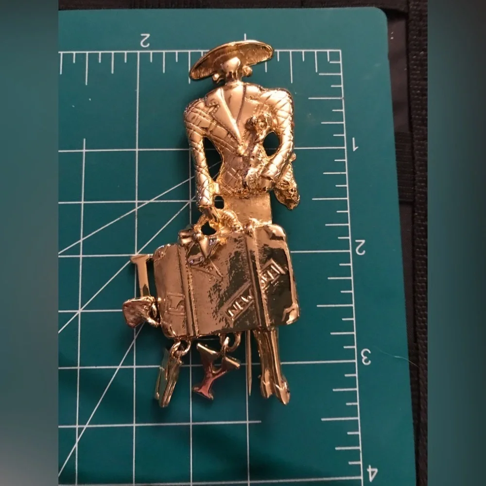 𝅺1980’s gold tone woman with dog brooch “ I Love New York” dangle charms