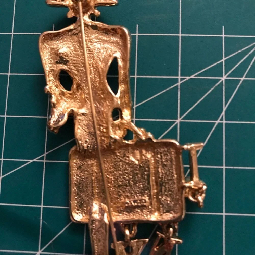 𝅺1980’s gold tone woman with dog brooch “ I Love New York” dangle charms