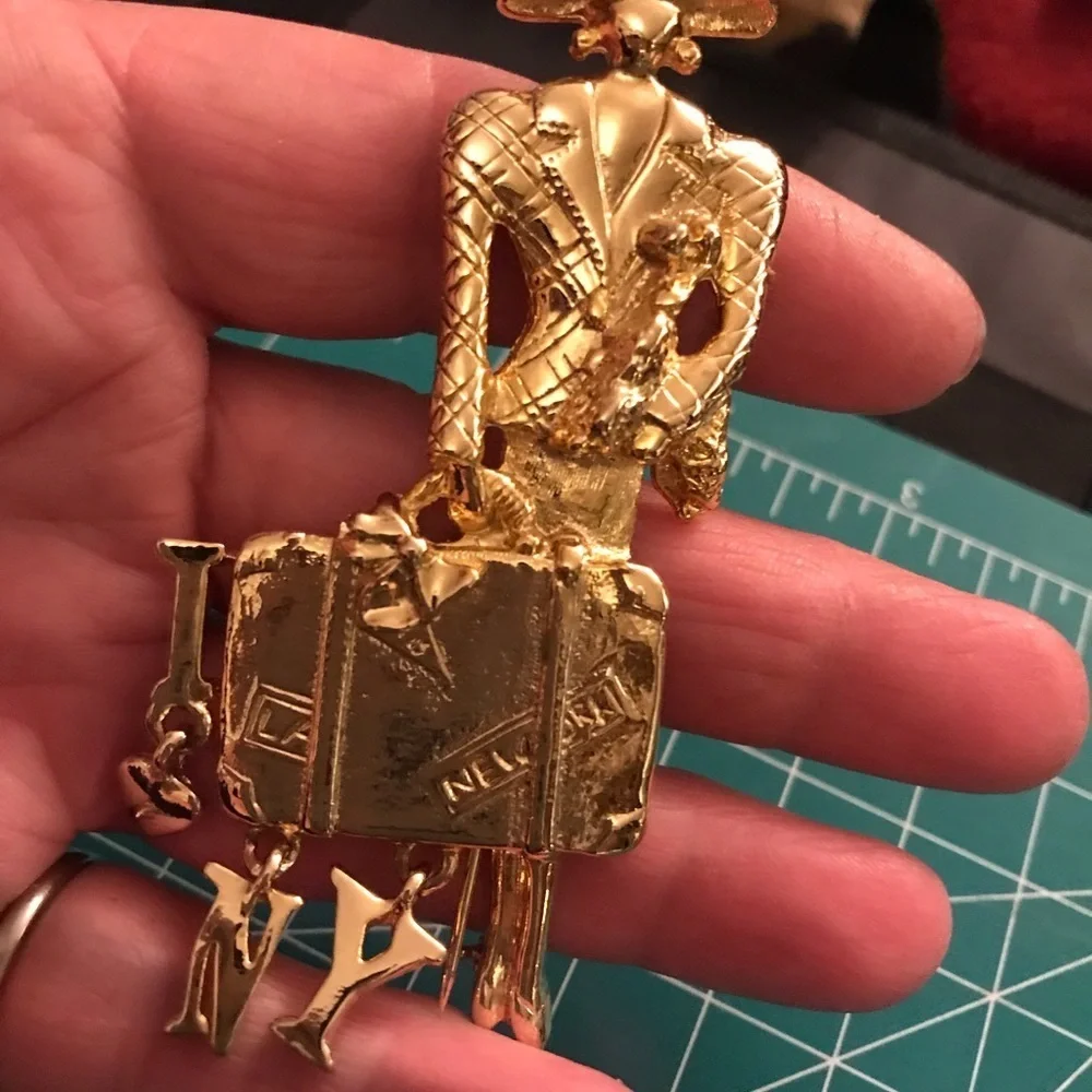 𝅺1980’s gold tone woman with dog brooch “ I Love New York” dangle charms