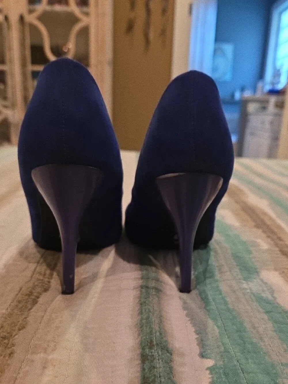 Guess heel pumps adds