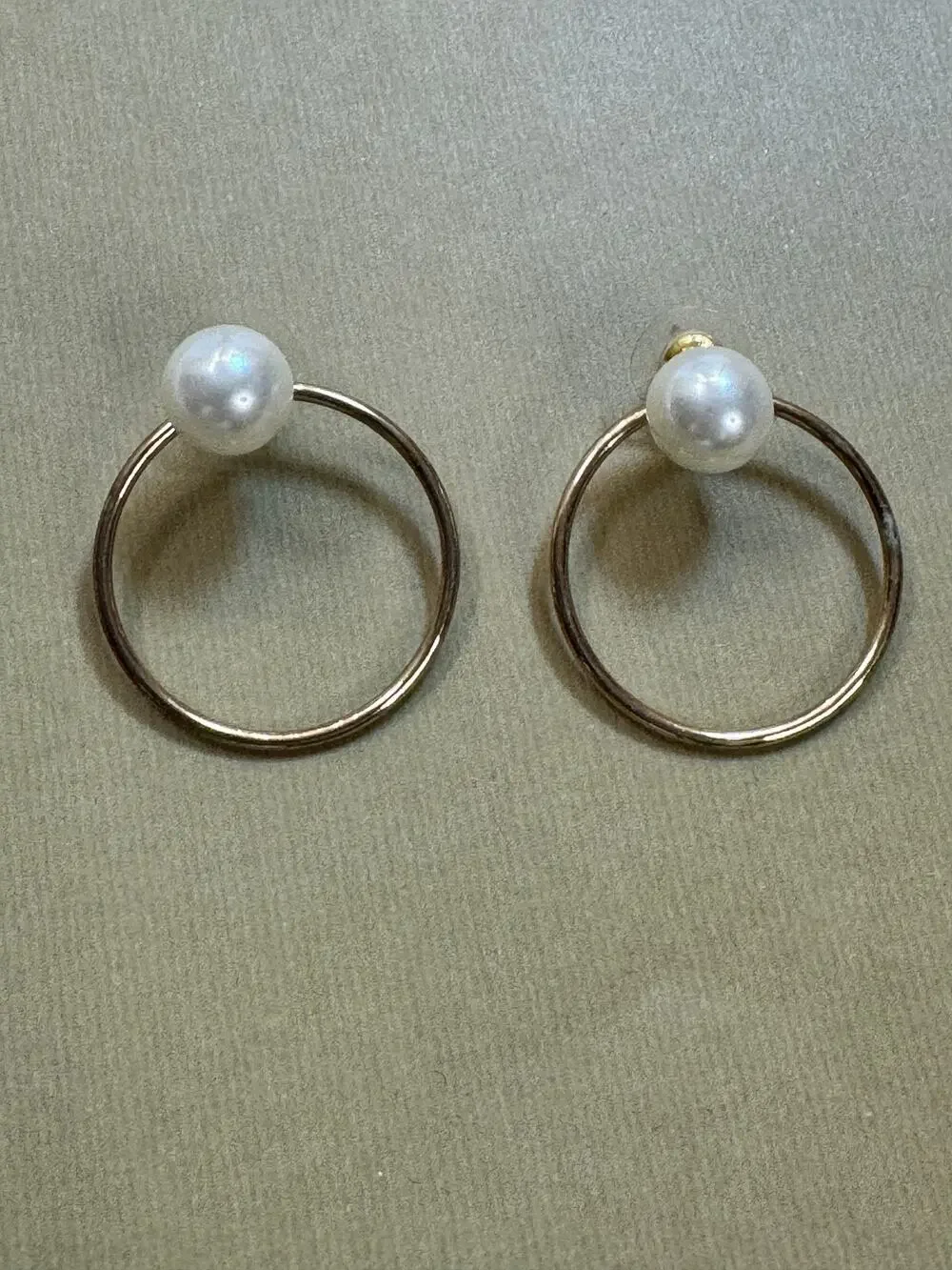 Vintage Faux Pearl Circle Hoop Post Earrings Gold Tone Open Hoop E510