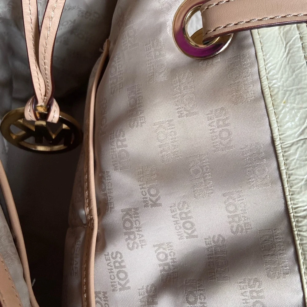 Michael Kors~Soft~Shiny~Cream~Leather~Tote Bag~Dual Adjustable Straps~Logo Charm