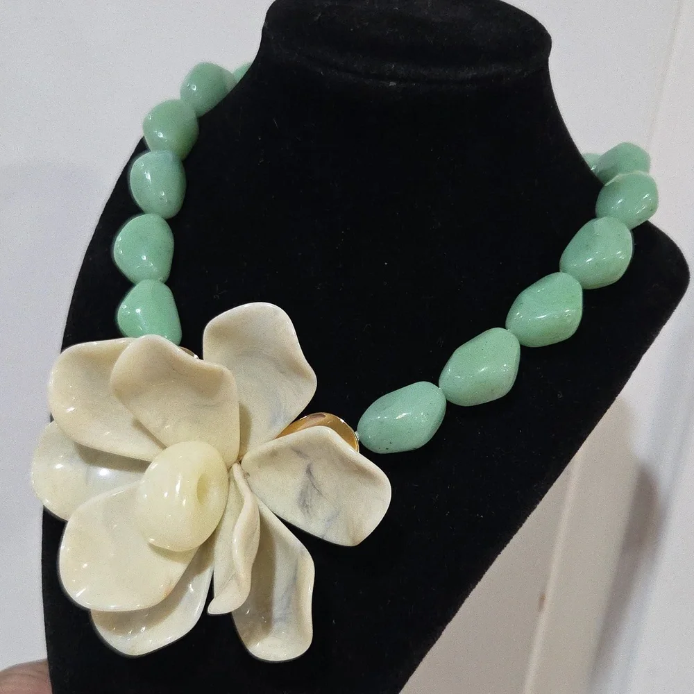 💚▪️Piper K ▪️Elegant Green  Beaded and Cream Floral Pendant  17in Necklace