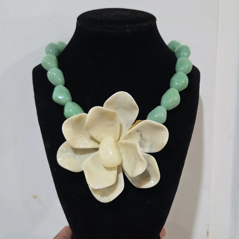 💚▪️Piper K ▪️Elegant Green  Beaded and Cream Floral Pendant  17in Necklace