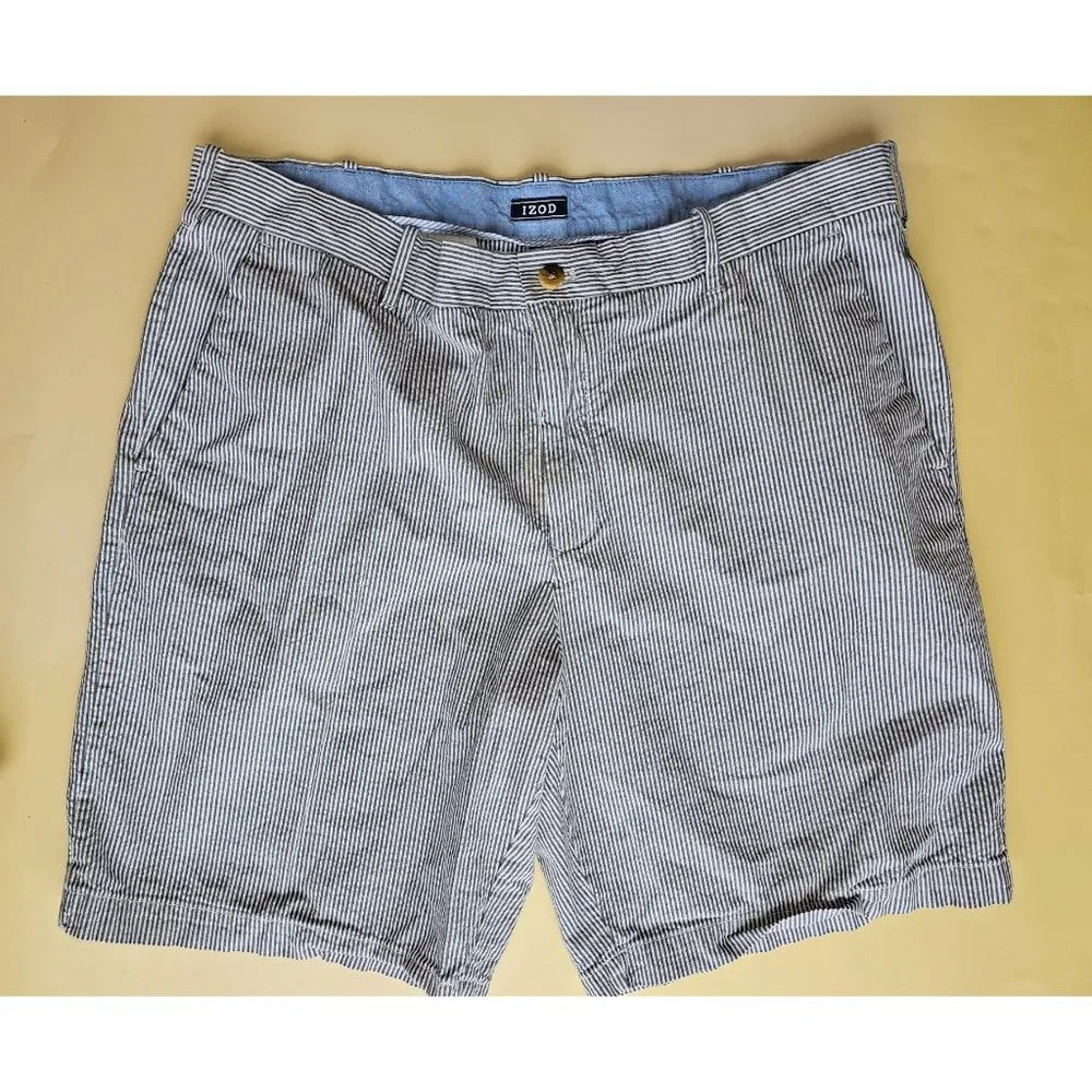 IZOD blue and white seer sucker shorts‎ size 40
