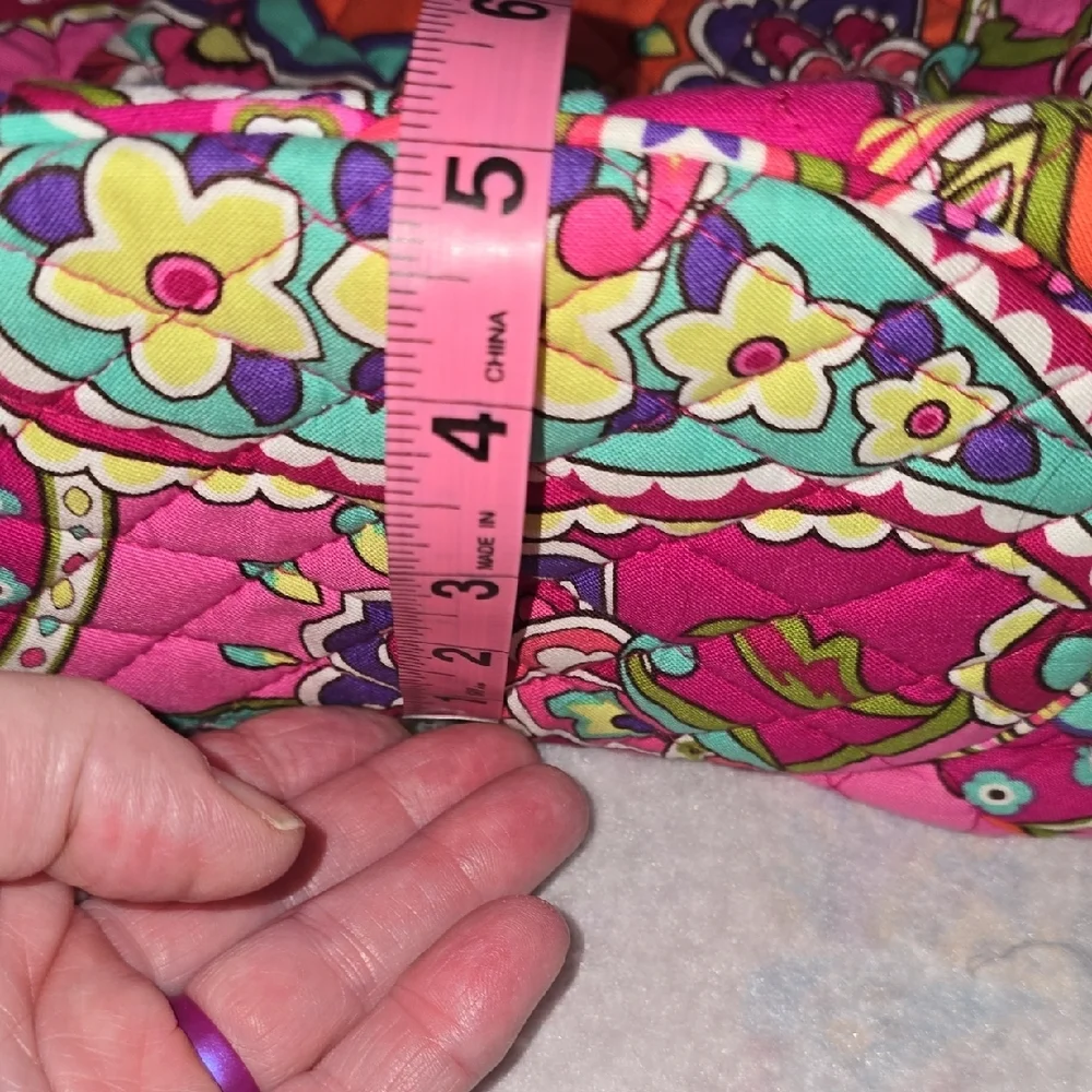 Vera Bradley vibrant shoulder