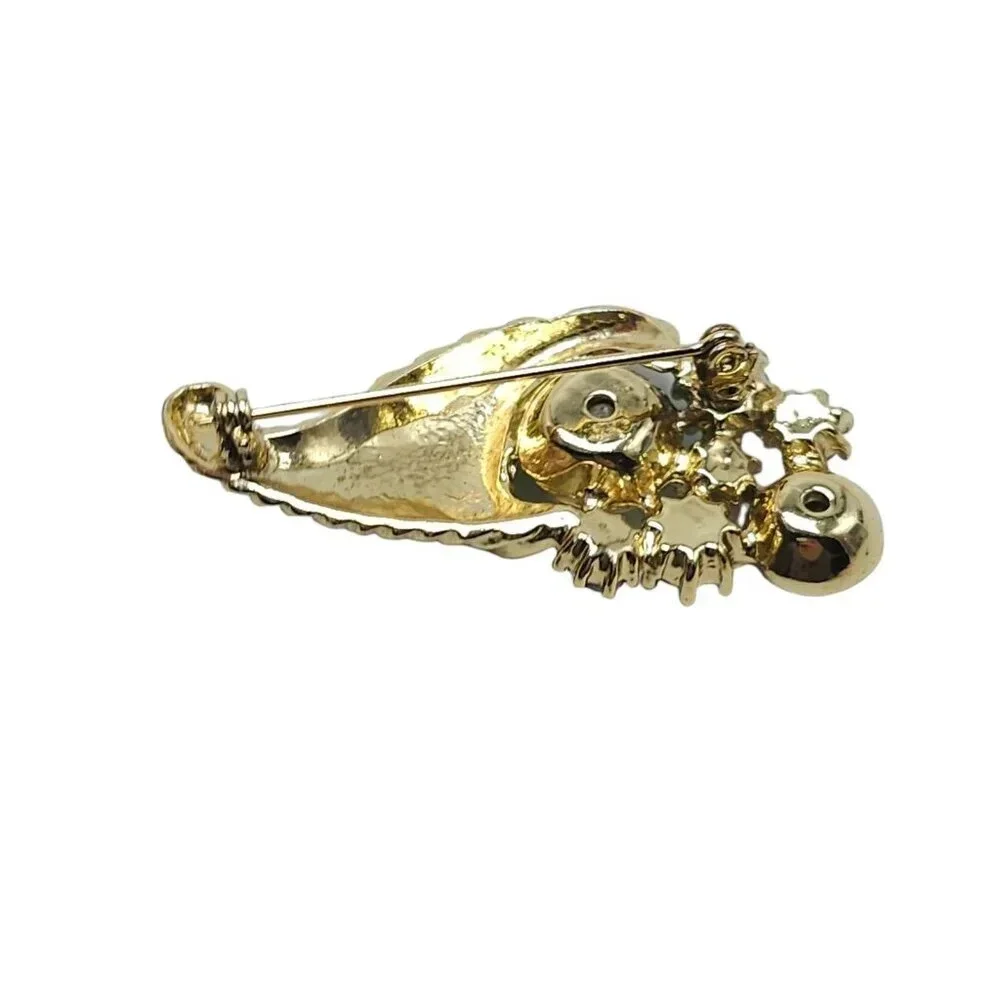 Unbranded brooch 	•