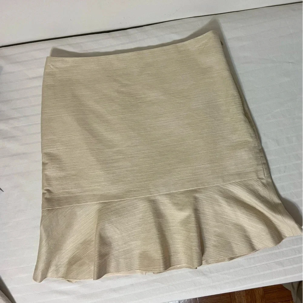 Ann Taylor skirt with slight bottom ruffle. Size 2 Like New C1