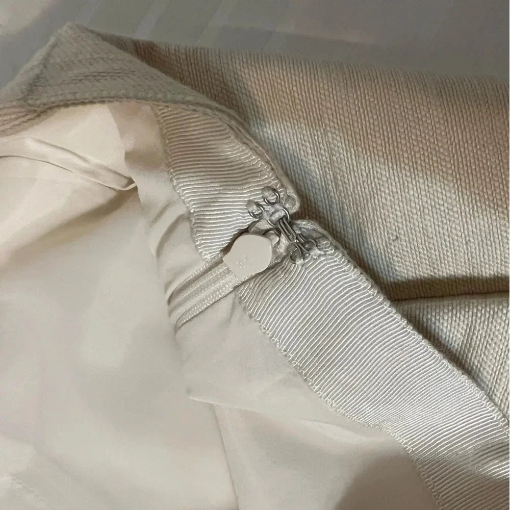 Ann Taylor skirt with slight bottom ruffle. Size 2 Like New C1