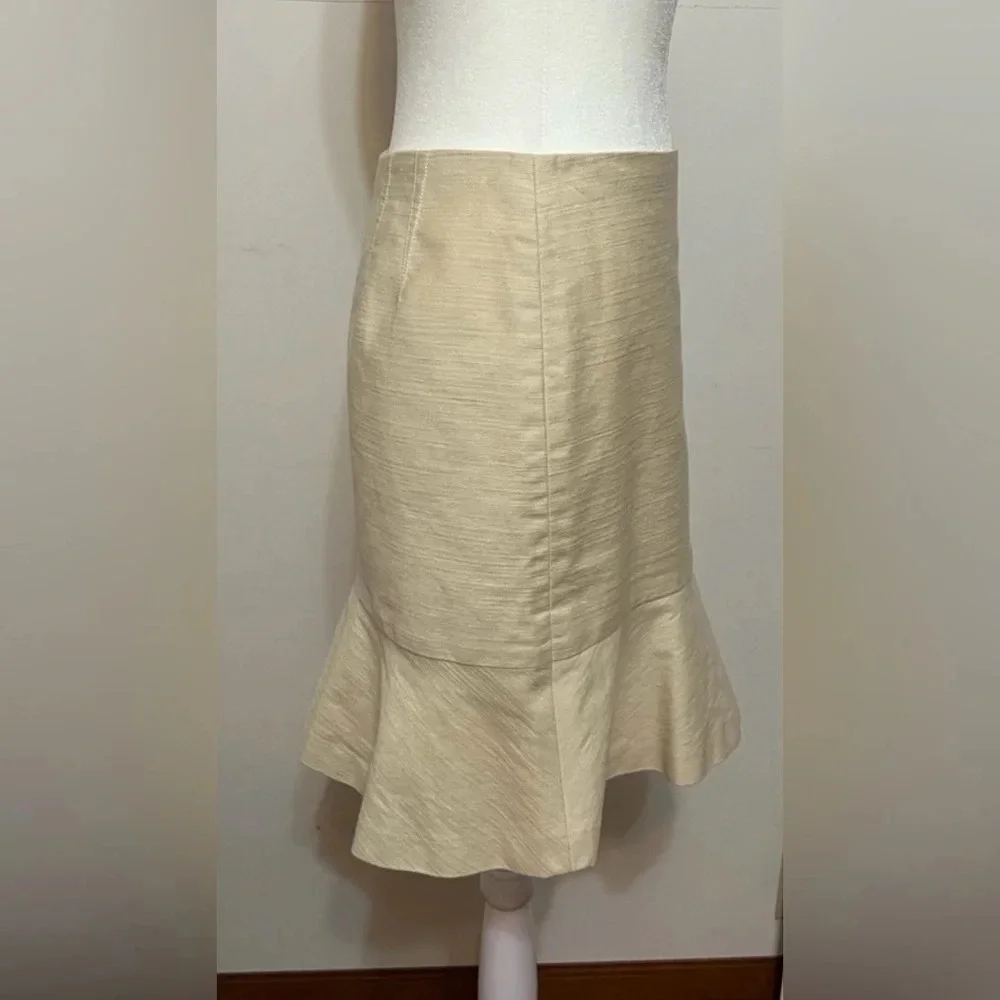 Ann Taylor skirt with slight bottom ruffle. Size 2 Like New C1
