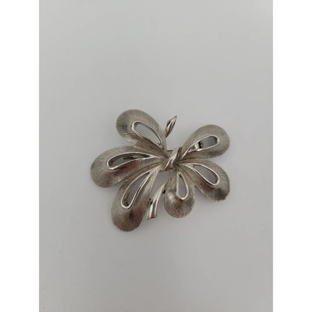 N/A bow brooch