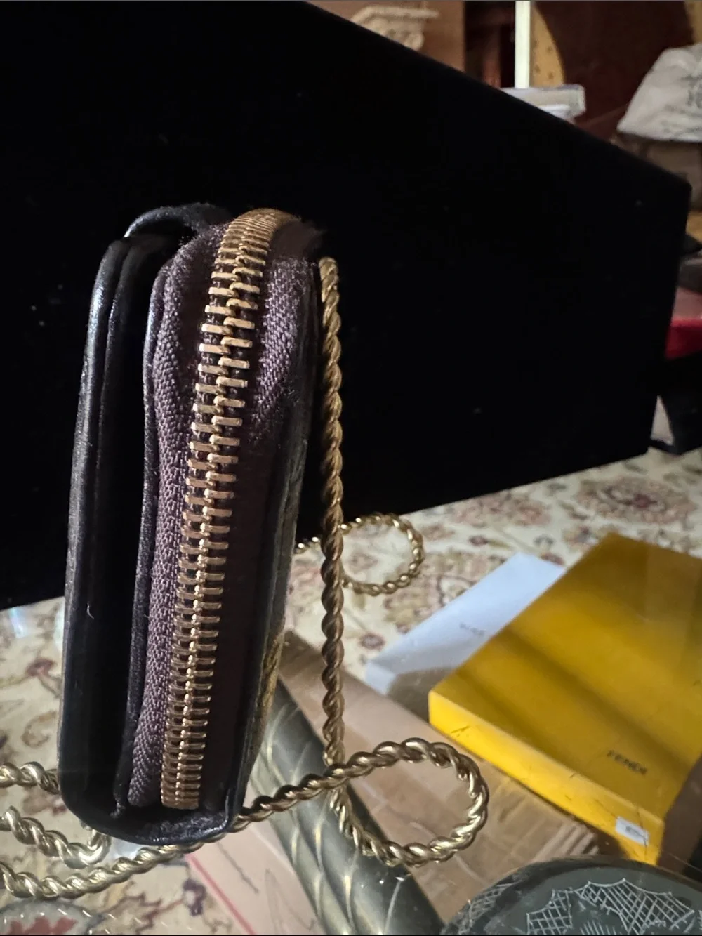 Gucci zip around closure