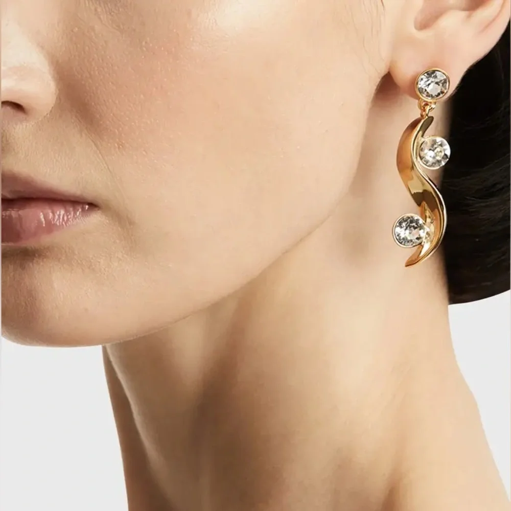 Oscar de la Renta details round