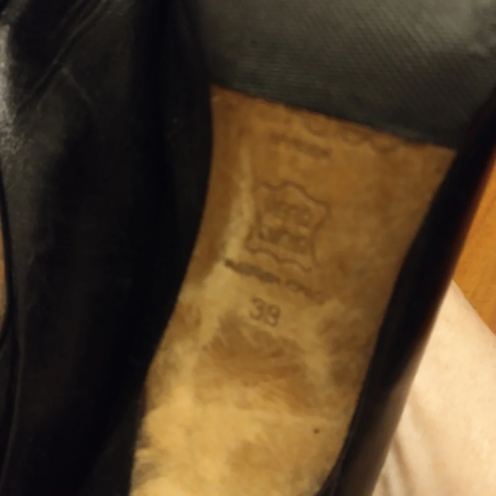 Jimmy Choo signs wear preowned