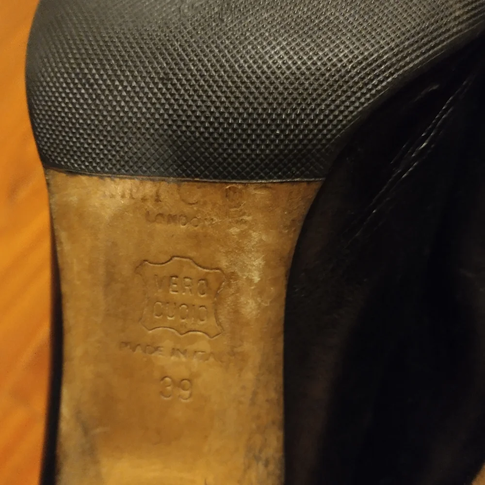 Jimmy Choo signs preowned heels
