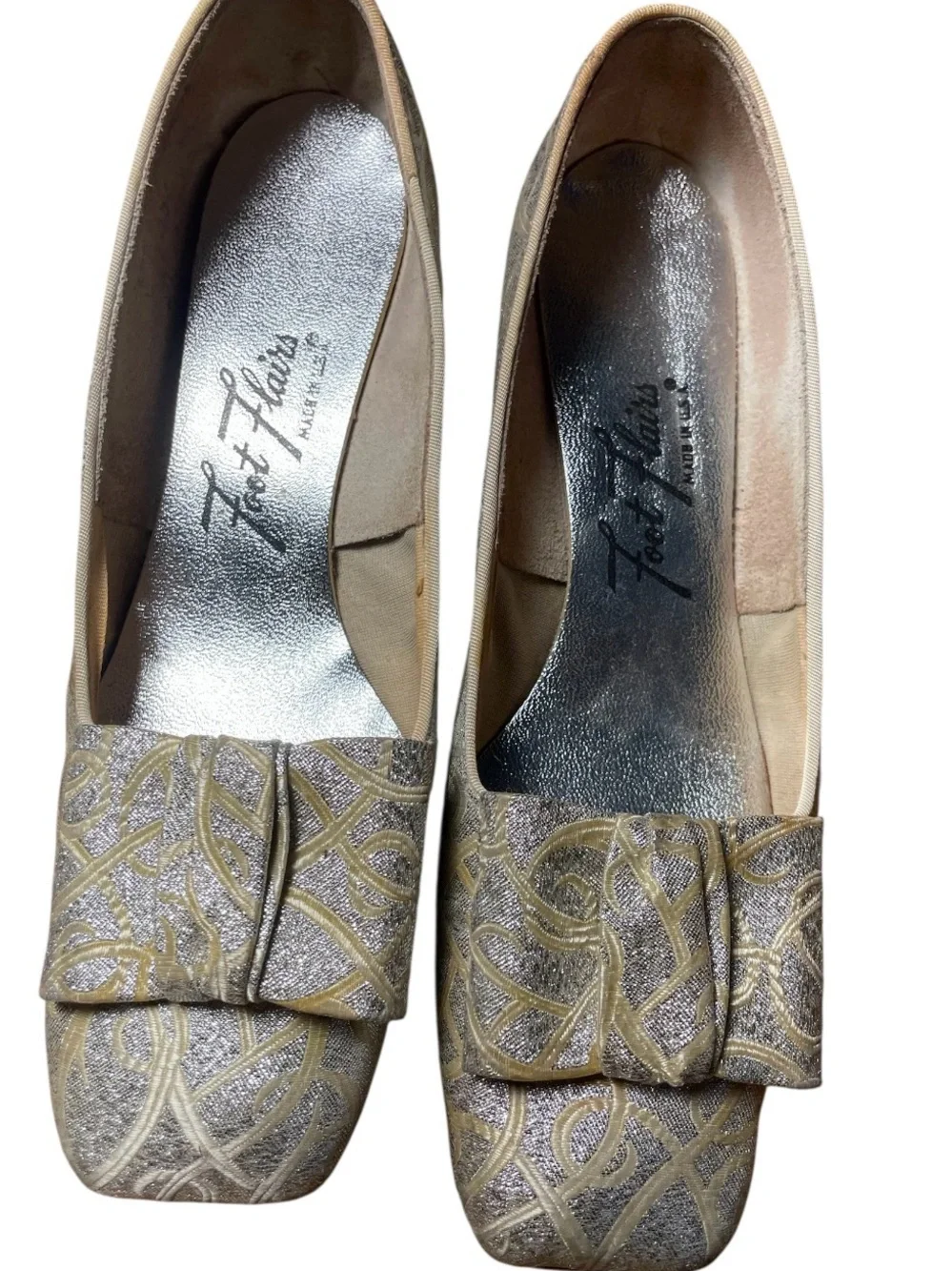 Elegant Metallic Bow Low-Heel Pumps - Women