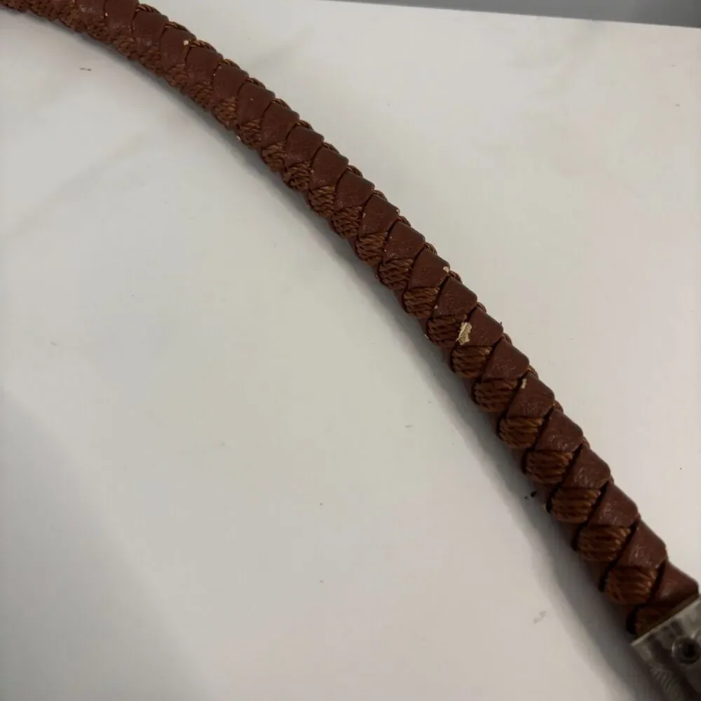 The Sak strap shows