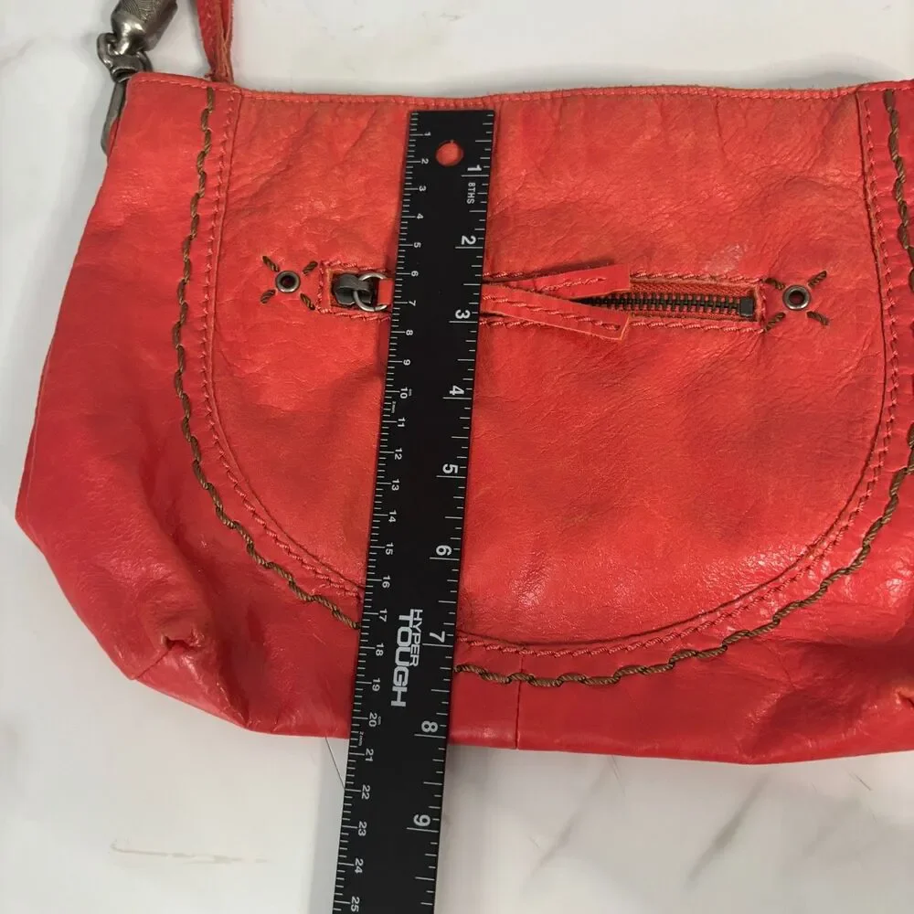 The Sak strap shows