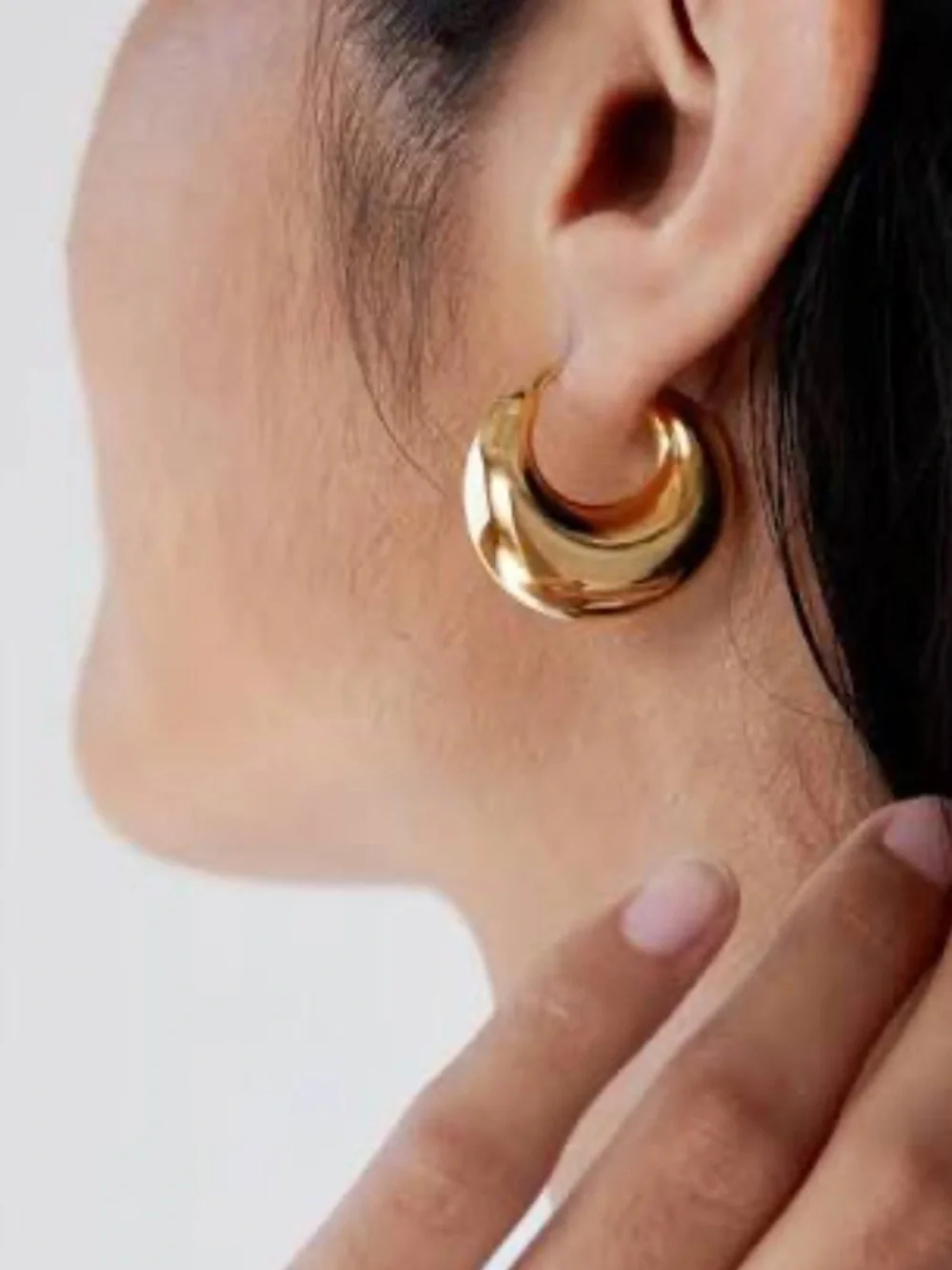 Mejuri sculptural hoop