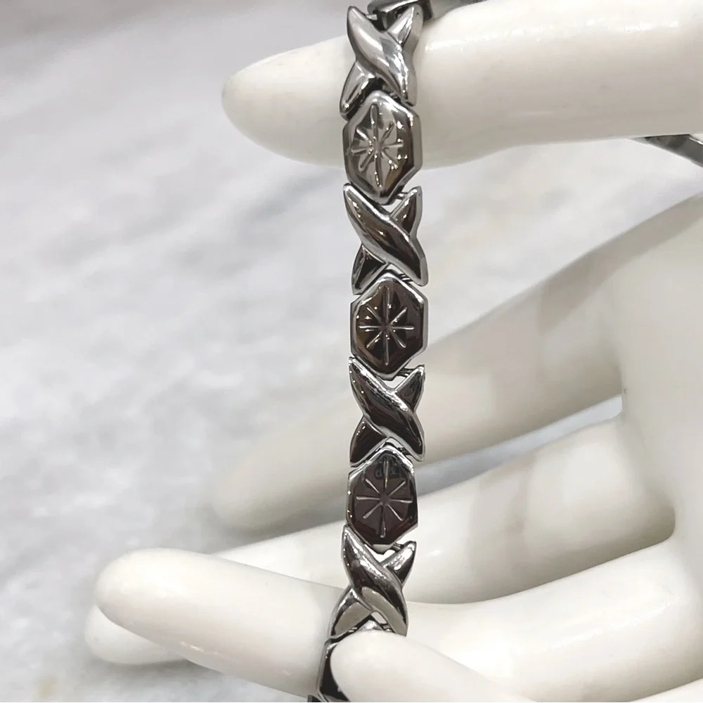 Criss Cross and Stars Silver 18” Necklace