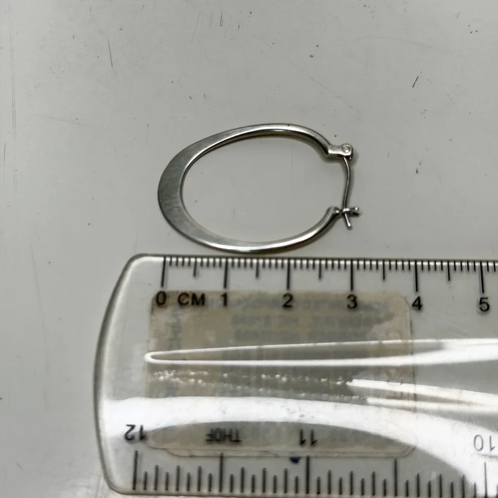 N/A sleek oval