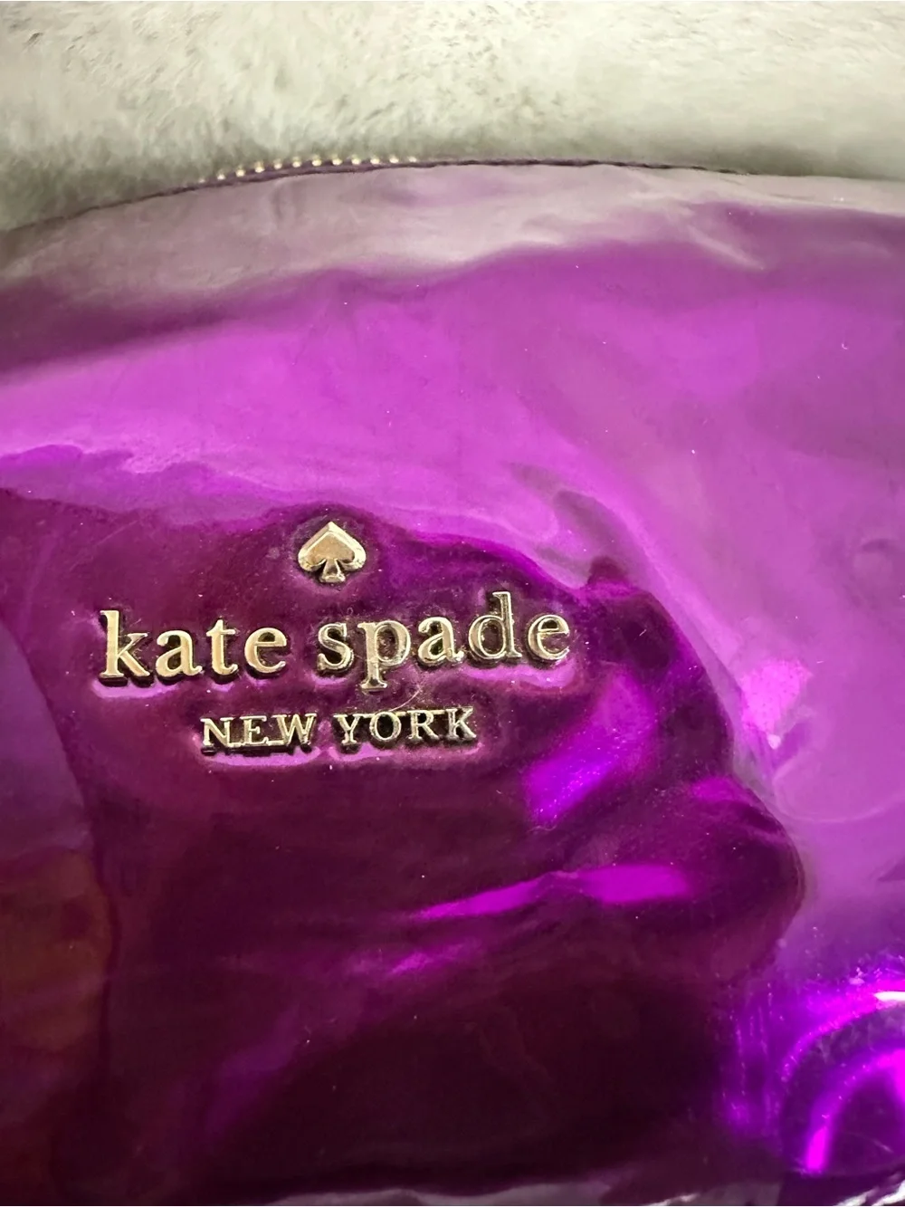 kate spade logo catching strap
