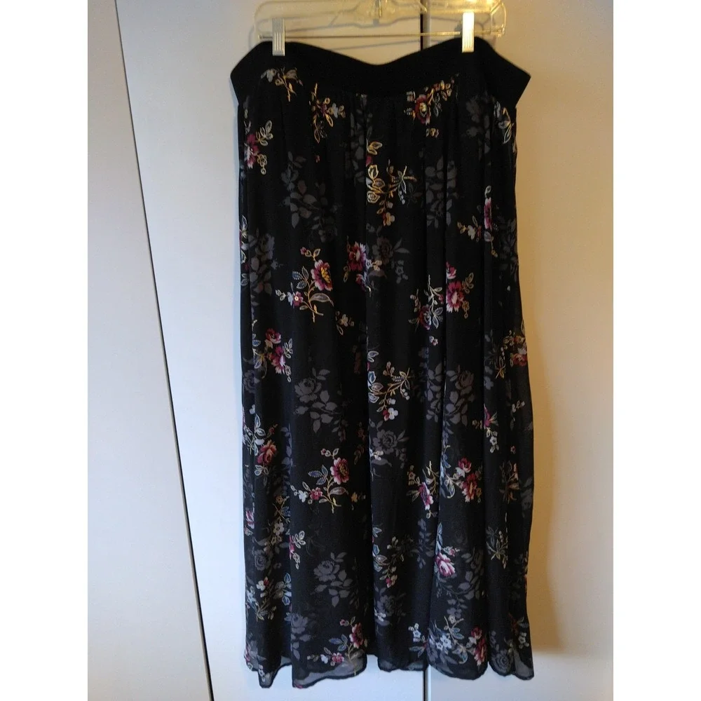 Torrid  Floral Chiffon Maxi Skirt Size 3 Gold Accents Elegant Statement Flowy
