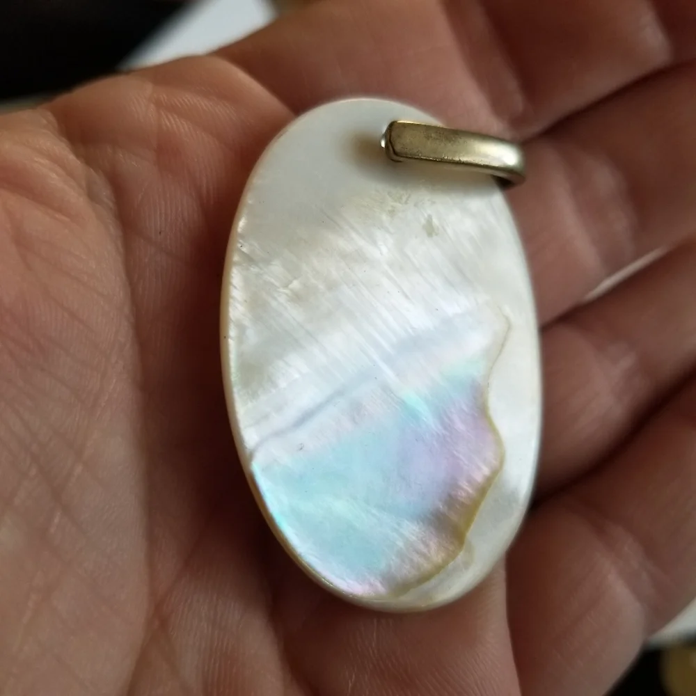 Vintage seashell pendant mother of pearl off white gold tone beach sea shell