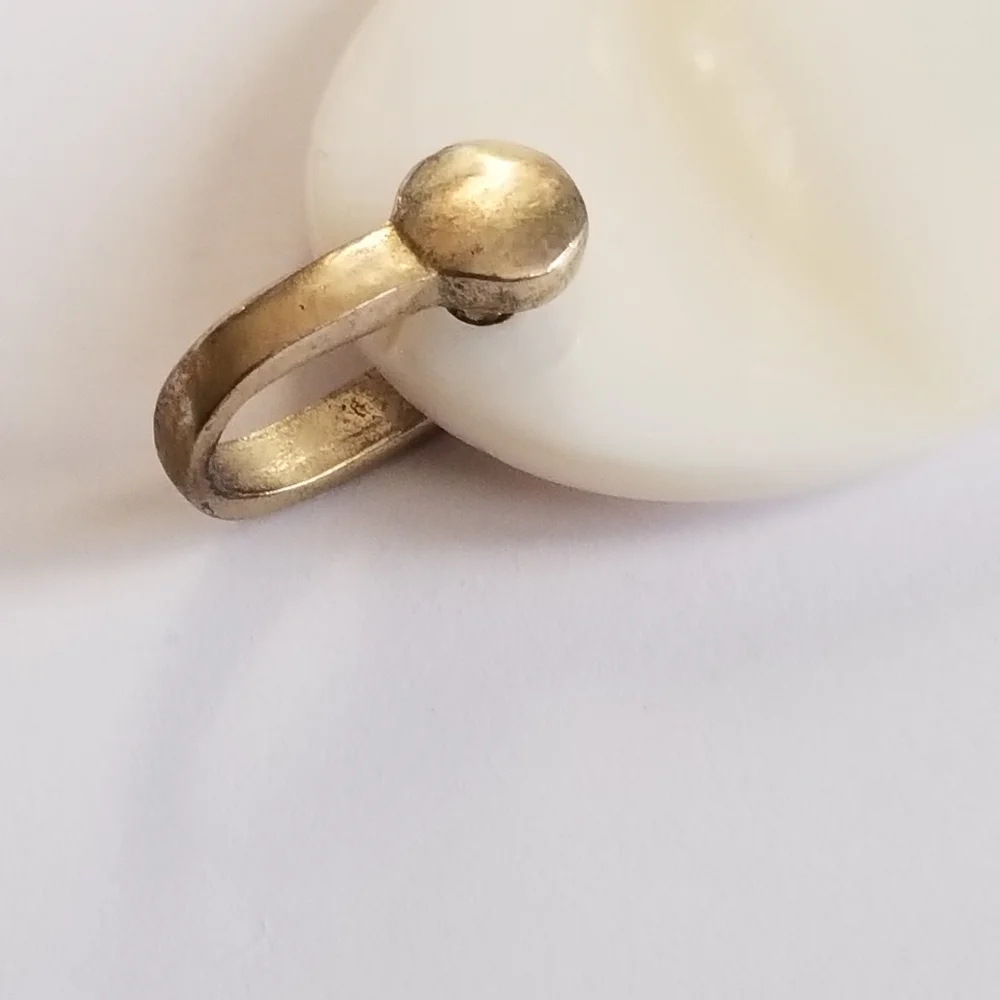 Vintage seashell pendant mother of pearl off white gold tone beach sea shell