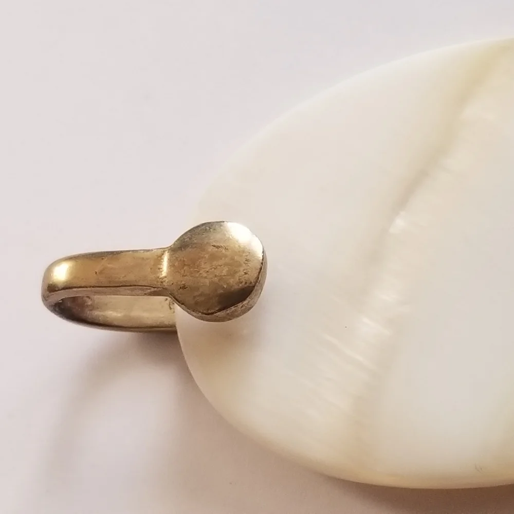 Vintage seashell pendant mother of pearl off white gold tone beach sea shell