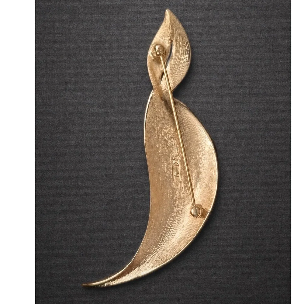 Trifari graceful vintage