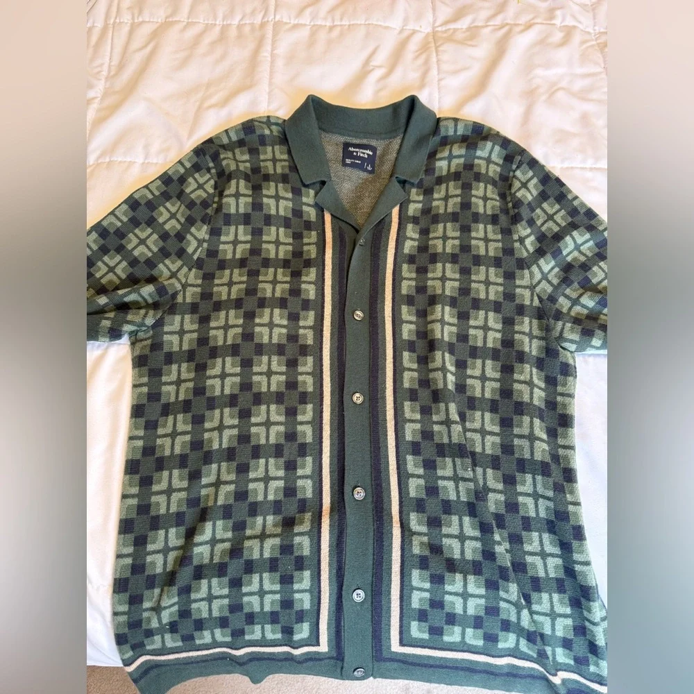 Abercrombie & Fitch by contrasting