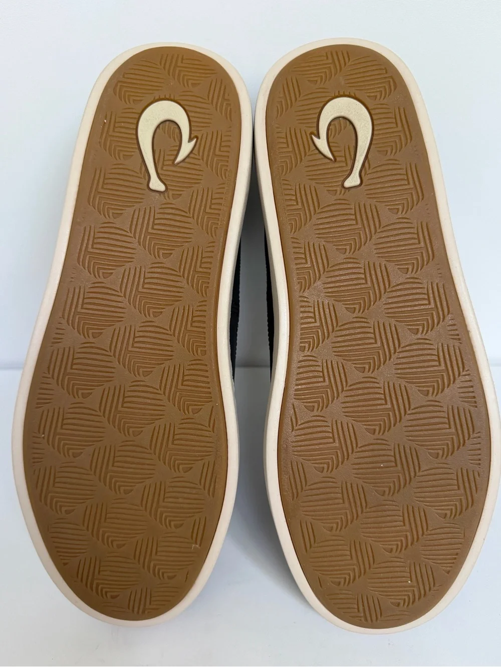 OluKai sleek black