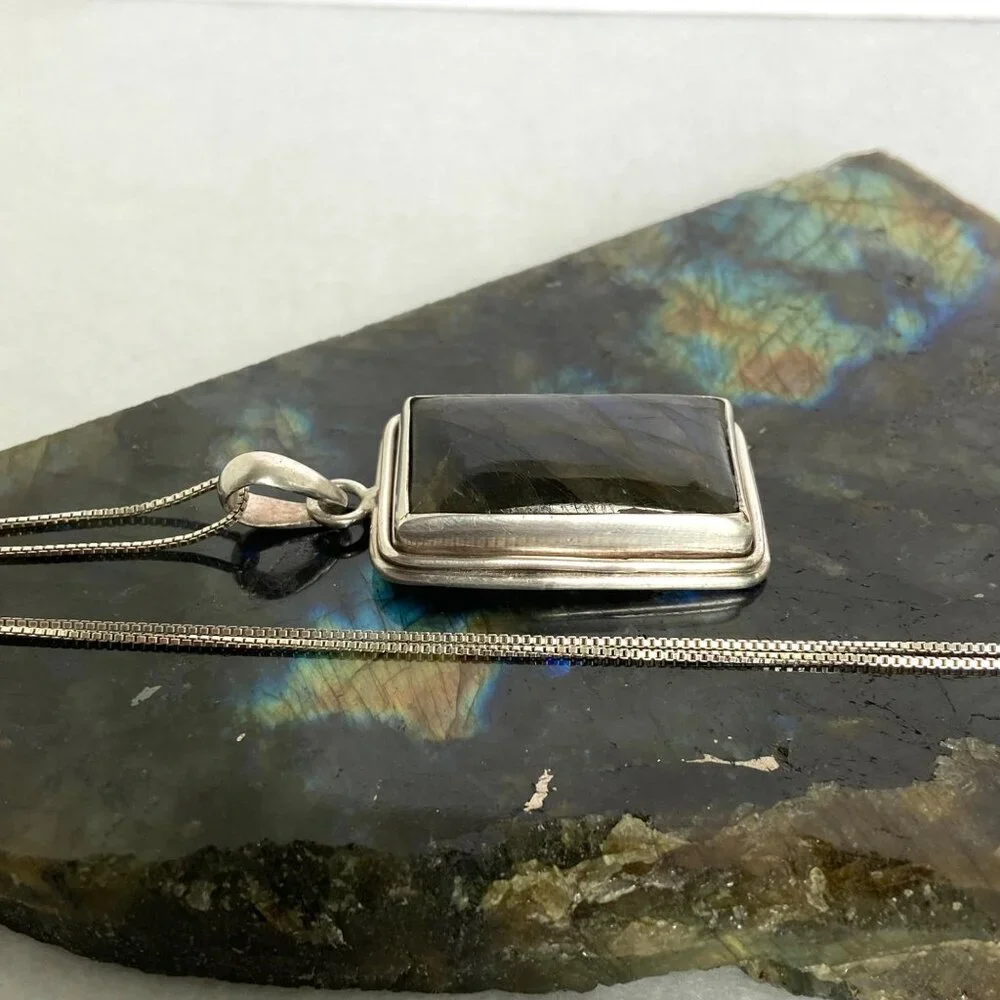 Sterling Silver 925 Bezel Set Blue Flash Labradorite Pendant Necklace 18