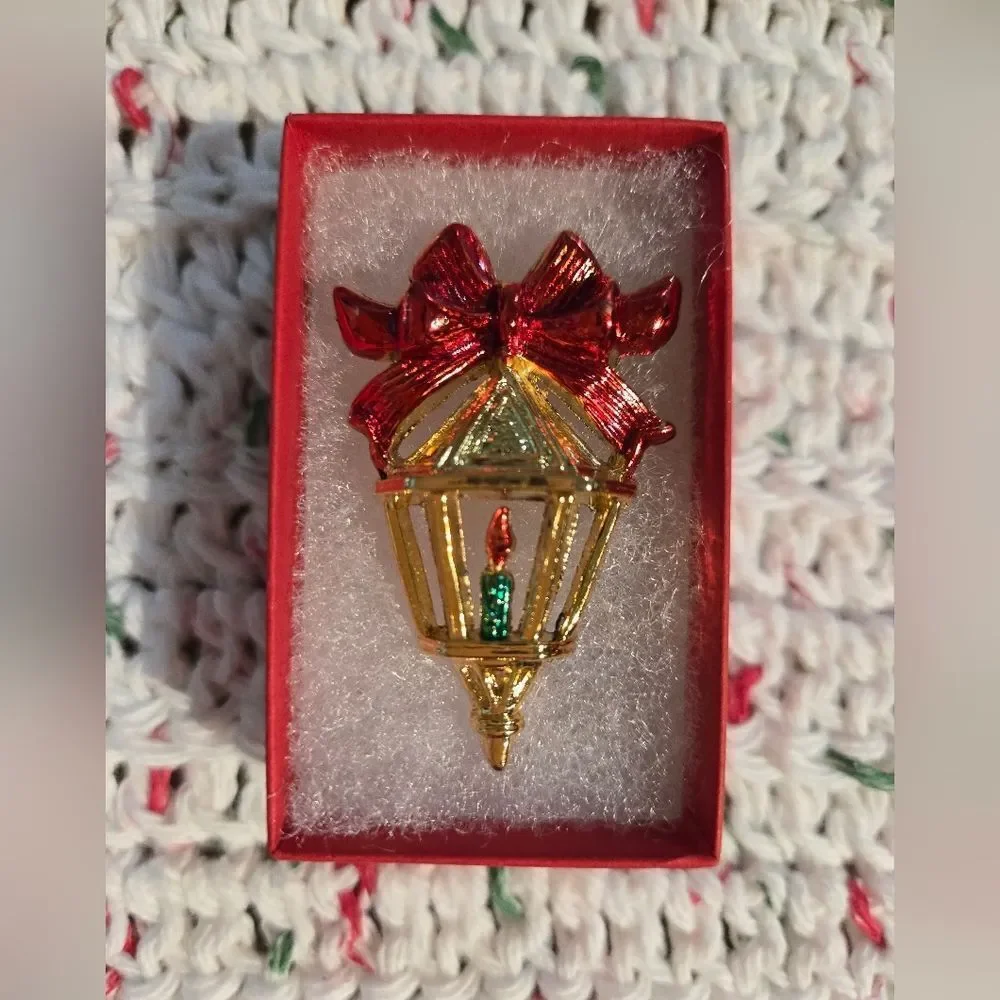 🎄🛍❤️ VINTAGE CHRISTMAS LANTERN BROOCH PIN
