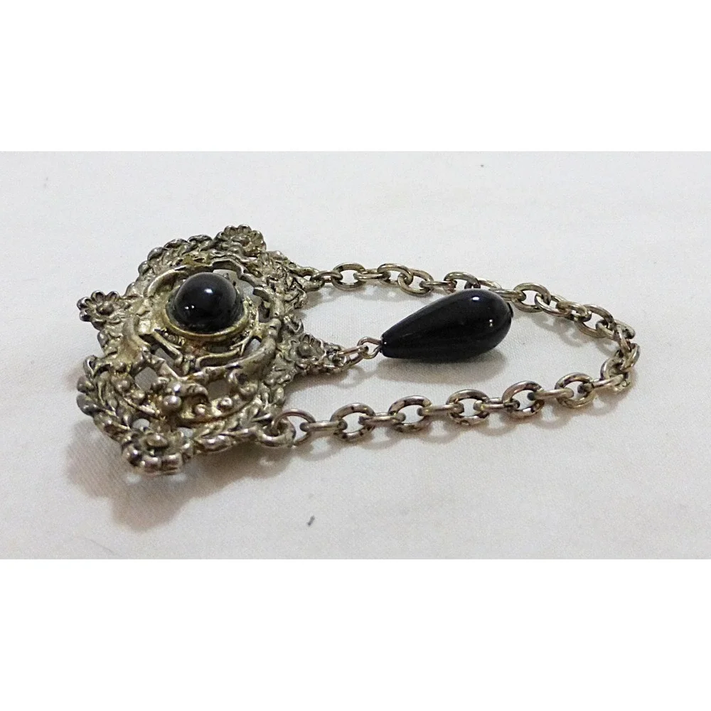 The Unbranded Brand vintage victorian