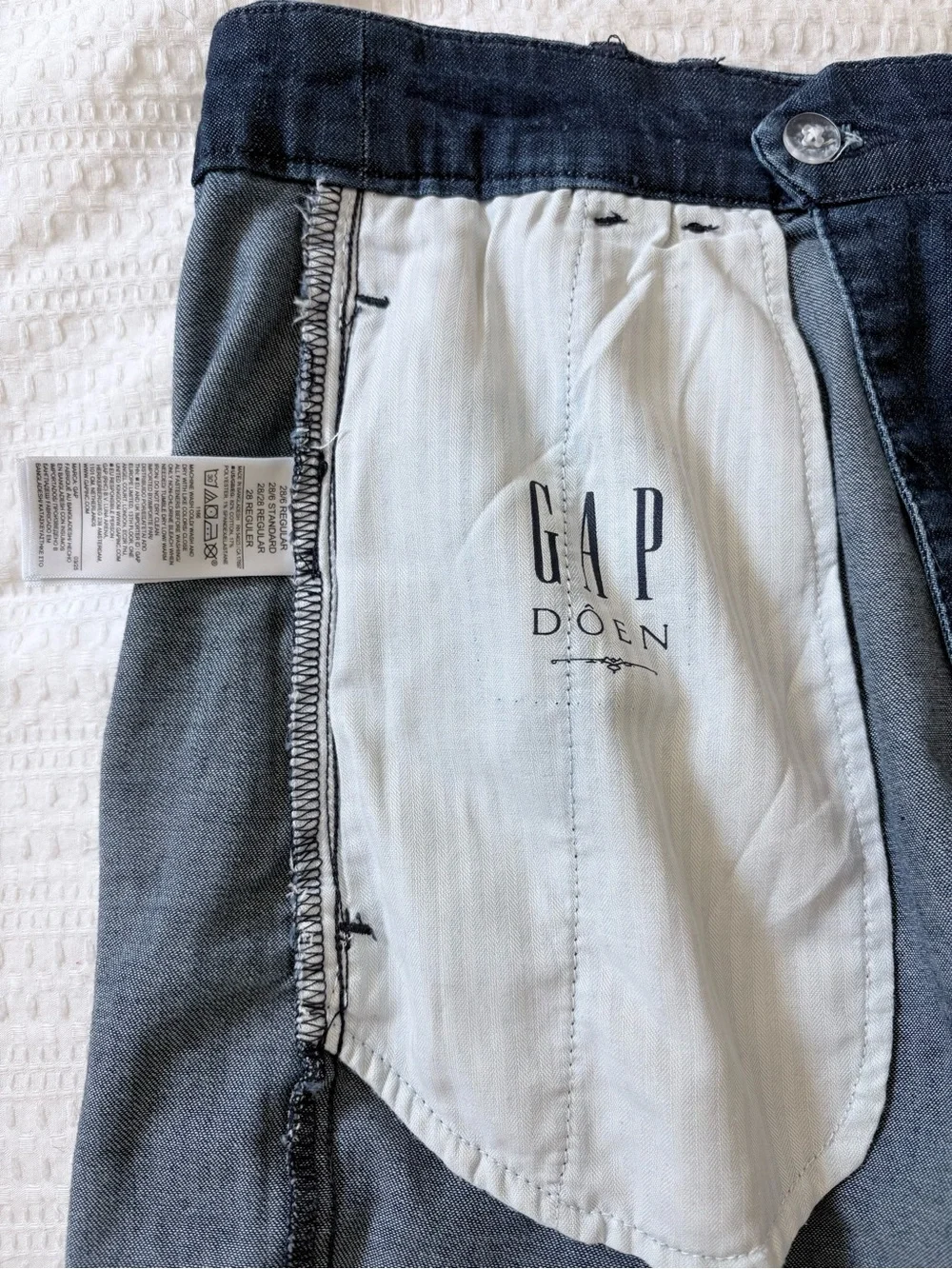 Gap x DOEN shorts belt closure