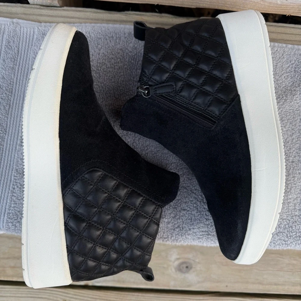 Clarks Suede Ankle Bootie Layton Black Leather Quilted Platform Sneaker 9.5 M