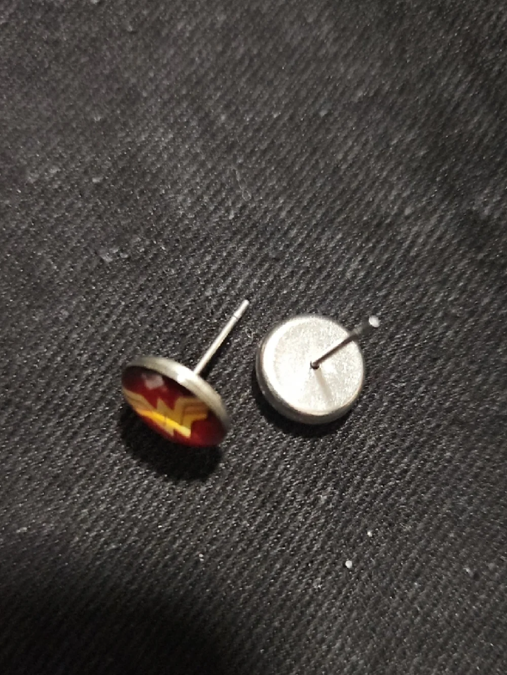 DC Comics round stud