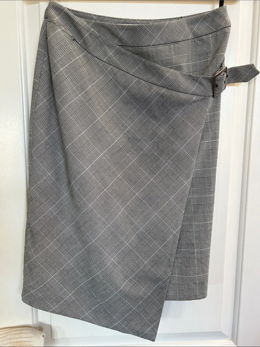 Jones Wear Angled Hem Gray Plaid Skirt with Buckle-size 4