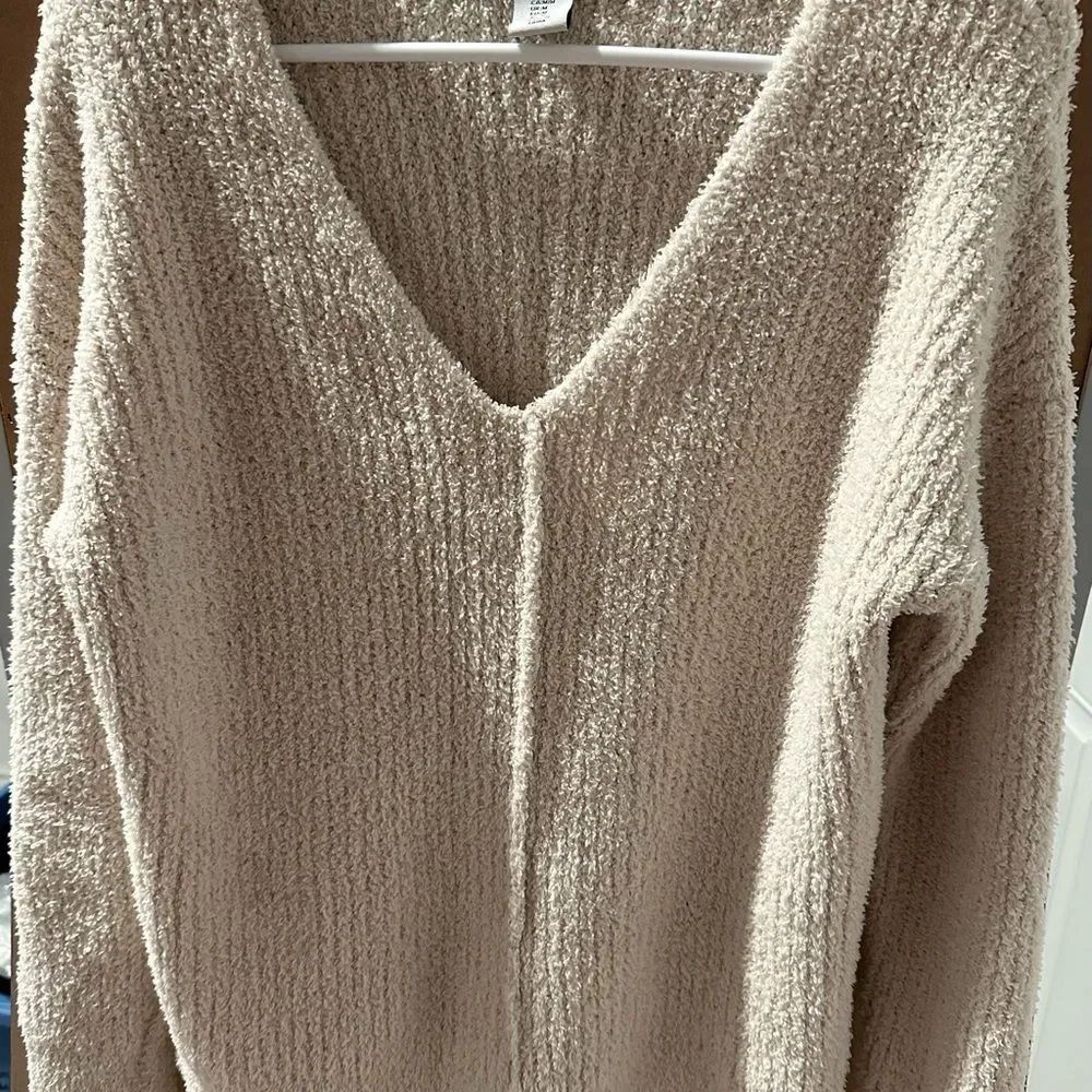 Cupcakes & Cashmere Cream Plush Longline Relaxed V Neck Sweater | Size M