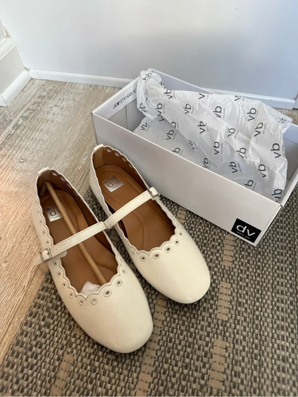 NIB DV by Dolce Vita white Mary Jane Flats with Scalloped Edge