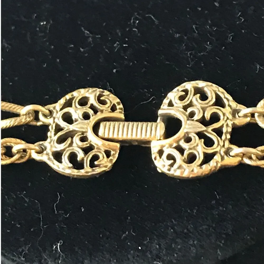 Goldette stunning statement